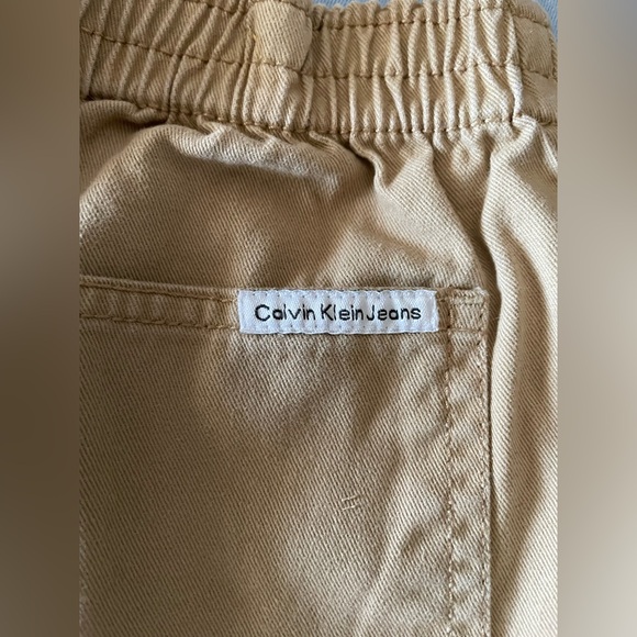 💯 Cotton Calvin Klein Light Blue Polo all over logo with Tan Shorts - Picture 8 of 16